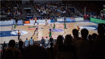 In der Stadthalle tragen die Eisbären Bremerhaven ihre Heimspiele aus. Alternative Standorte, die die Auflagen der ProA erfüllen, gibt es für die Basketballer in Bremerhaven nicht.