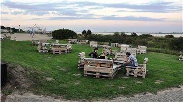 In der Strandbar kann man sich leger hinsetzen und den Blick auf die Weser genießen. Stärken kann man sich mit Angeboten vom Eisstand und Kiosk.