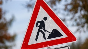 Baustellenschild.  In der Straße „Zum Ralandsmoor“ in Schiffdorf beginnen am 13. Oktober umfangreiche Tiefbauarbeiten. 