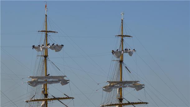 Segel eines Schiffs. In der Takelage der „Gorch Fock“. Deren höchster Punkt liegt 45 Meter über der Wasserlinie.