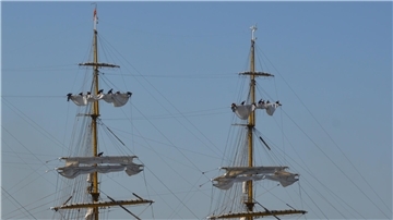Segel eines Schiffs. In der Takelage der „Gorch Fock“. Deren höchster Punkt liegt 45 Meter über der Wasserlinie.