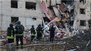 700 Drohnen und Raketen - schwerer russischer Luftangriff In der ukrainischen Großstadt Saporischschja schlug eine Rakete in ein Wohnheim ein.