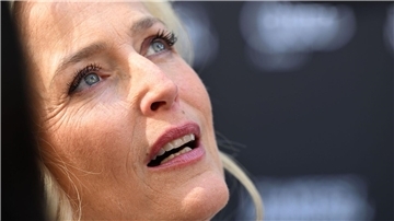 In der Verfilmung des gleichnamigen Buches „Der Salzpfad“ von Raynor Winn begeistert Gillian Anderson mit ihrer beeindruckenden Schauspielleistung. (Archivbild)
