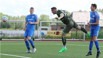 Pierre-Steffen Heinemann erzielt ein Tor für den TSV Abbehausen.