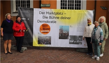 In der vergangenen Woche wurde die Open-Air-Ausstellung „Deine Orte der Demokratiegeschichte “ von Mitgliedern des Bremervörder Chores „Cantilena“ auf dem Bremervörder Rathausmarkt aufgestellt. 