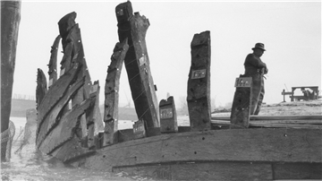 Überreste der Kogge ragen aus dem Wasser der Weser.