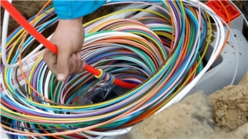 In derartigen bunten Kabeln sind Glasfaserleitungen verborgen. Die Deutsche Glasfaser hat sich auf den Ausbau in ländlichen Gebieten spezialisiert.