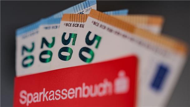 In Deutschland beliebt: Bargeld, Sparbuch, Tagesgeld. (Symbolbild)