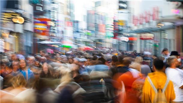 In Deutschland leben rund 83 Millionen Menschen, die meisten davon im Westen Deutschlands.