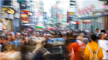 In Deutschland leben rund 83 Millionen Menschen, die meisten davon im Westen Deutschlands.