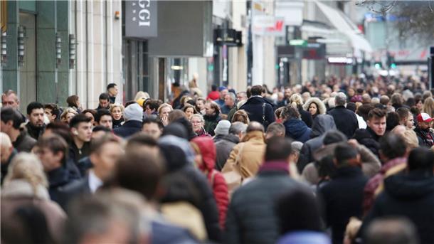 In Deutschland leben rund 83 Millionen Menschen In Deutschland lebten laut Zensus 2022 am 15. Mai 82,7 Millionen Menschen (Symbolbild).