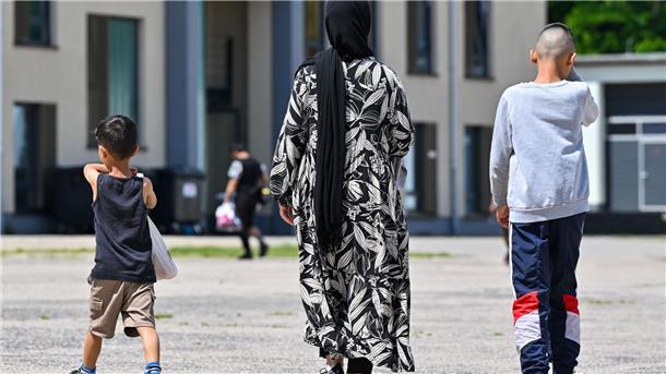 Deutschland bei Asylanträgen nur noch auf Platz drei In Deutschland wohnen viele Asylbewerber länger als sie eigentlich müssten in staatlichen Unterkünften, weil sie Schwierigkeiten haben, eine Wohnung zu finden. (Archivbild)