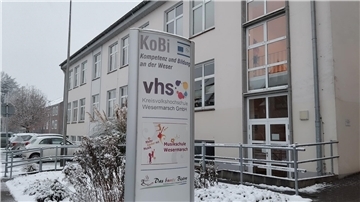 Das Foto zeigt das Gebäude der Kreisvolkshochschule Wesermarsch am Standort Brake.