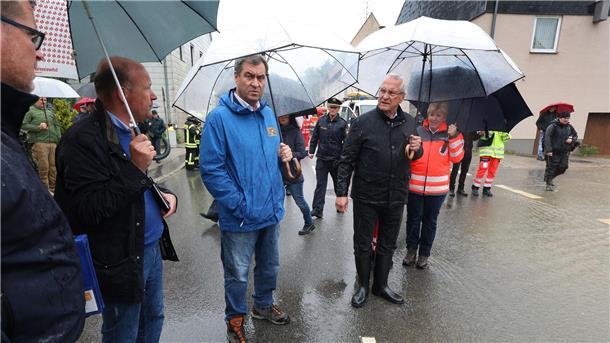 In Diedorf machen sich Bayerns Ministerpräsident Markus Söder (M.l.) und Innenminister Joachim Herrmann (M.r.) ein Bild von der Lage.