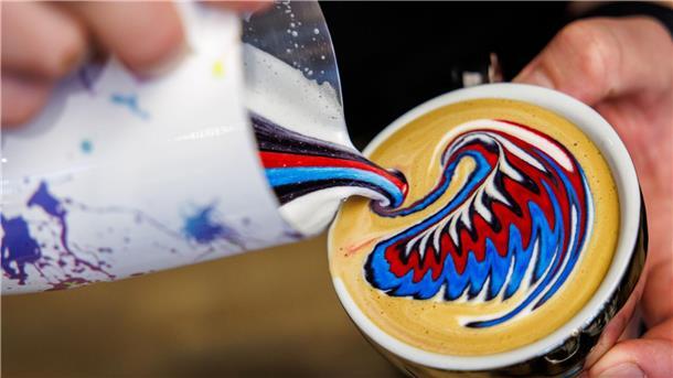 In diesem besonderen Café wird der Kaffee mit Milchschaum und spezieller Farbe verziert.