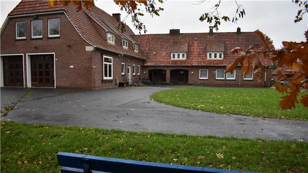 In diesem Gebäude in Eckwarden, in dem die Feuerwehr und der Turnverein untergebracht sind, könnten leer stehende Wohnungen zu einer Kita umgebaut werden.