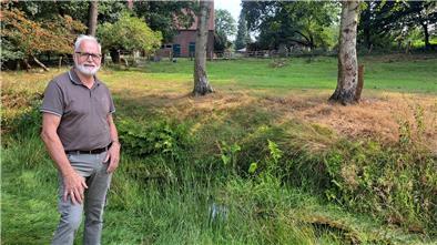In diesem Graben hat Erich Mangels aus Flögeln seine toten und verletzten Schafe gefunden, die mutmaßlich vom Wolf gerissen wurden.
