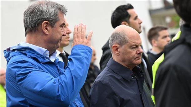 Süddeutschland ächzt unter dem Hochwasser „In diesem Jahr das vierte Mal, dass ich in ein konkretes Einsatzgebiet gehe“: Bundeskanzler Olaf Scholz und Bayerns Ministerpräsident Markus Söder (l) im oberbayerischen Reichertshofen.