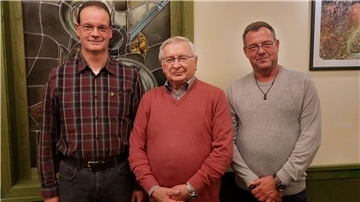 In diesem Jahr ehrte der Club Tingo zum ersten Mal langjährige Mitglieder. Eine ganz besondere Ehrund durfte Hans-Jürgen Pfeiffer (Mitte) vom Vorsitzenden Reiner Heins (links) entgegennehmen. Er ist dem Club Tingo seit 60 Jahren treu. Peter Heins (rechts) wurde für 40-jährige Vereinszugehörigkeit ausgezeichnet. 