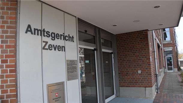 Der Eingang eines Gebäudes mit dem Schriftzug Amtsgericht Zeven