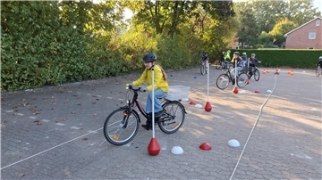 Fahrradfahrende Kinder auf einem Parcours