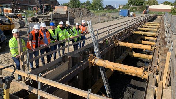 In diesem Teilstück der Baugrube wird der neue Abwasserkanal an den bestehenden angeschlossen.