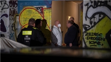 In diesem Wohnhaus in Berlin-Friedrichshain ist eine Frau vermutlich getötet worden. Wegen der Umstände und Verletzungen geht die Polizei von einem Tötungsdelikt aus.