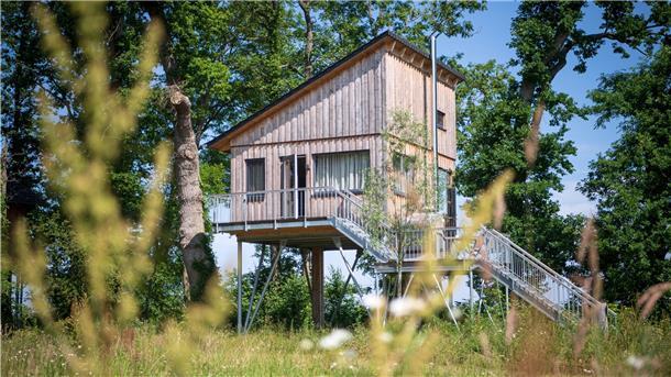 In diesen kleinen Häuschen vom Baumhaushotel Otterndorf am Elbdeich können Urlauber die Natur genießen.