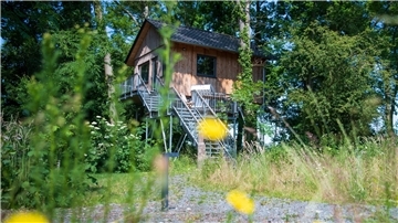 In diesen kleinen Häuschen vom Baumhaushotel Otterndorf am Elbdeich können Urlauber die Natur genießen.