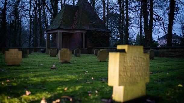 Ein altes Gebäude auf einem Friedhof.