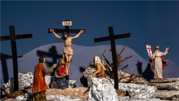 Vom Abendmahl zur Auferstehung In dieser Krippe wird die Kreuzigung Jesu dargestellt.
