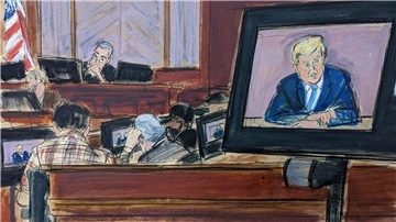In dieser Skizze aus dem New Yorker Gerichtssaal wird eine Videoaufnahme von Donald Trumps Aussage für die Geschworenen abgespielt, während Richter Lewis Kaplan zuhört.