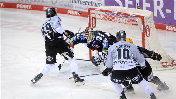 Eine Torchance für einen Eishockeyspieler direkt vor dem Gehäuse. Die Fischtown Pinguins haben den Auftakt ins Viertelfinale gegen Köln verloren.