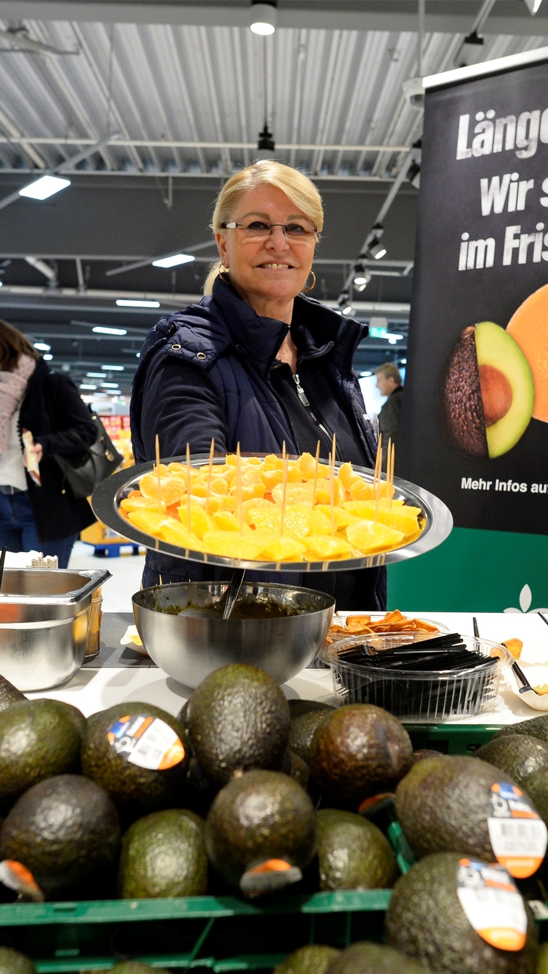 In Duisburg bietet Edeka-Mitarbeiterin Inge Schuster den Kunden bereits die mit dem essbaren Überzug geschützten Früchte an. 
