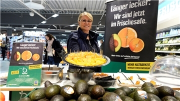 In Duisburg bietet Edeka-Mitarbeiterin Inge Schuster den Kunden bereits die mit dem essbaren Überzug geschützten Früchte an. 