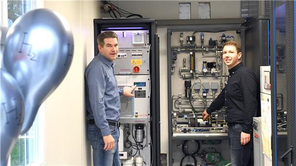 In einem 20-Fuß-Container wird seit Freitag grüner Strom in Wasserstoff umgewandelt und gespeichert. Im Bild Prof. Dr. Uwe Werner (links) und der wissenschaftliche Mitarbeiter David Stephan.