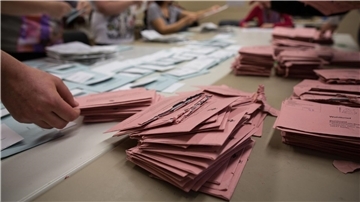 In einem Briefwahllokal in Berlin werden rote Wahlbriefe sortiert (Archivbild): „Die Zettel waren vorhanden, wurden aber nicht richtig weitergeleitet.“