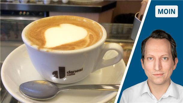 In der linken Bildhälfte sieht man einen servierten Cappuccino. Rechts daneben den Kopf des Autors. 