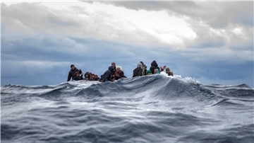 In einem Holzboot nach Europa: Die Stadt Nordenham wäre bereit, auf dem Mittelmeer in Seenot geratenen Flüchtlingen einen sicheren Hafen zu bieten.