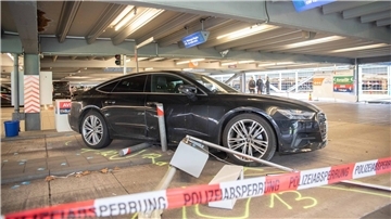 In einem Parkhaus am Flughafen Köln/Bonn hat ein Autofahrer am Freitag mehrere Fußgänger verletzt.