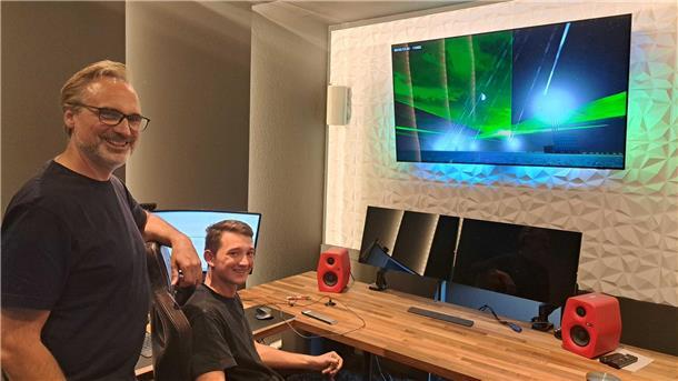 In einem Studio in Buchholz, gleich bei der Autobahn: Boris Bollinger und Azubi gewähren eine ersten Blick auf die Laser-Show in Bremerhaven. 