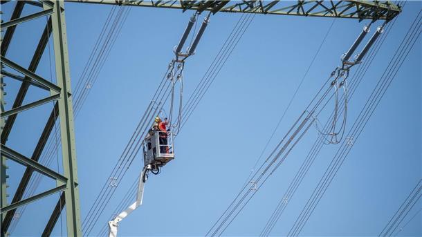 Neue Regeln für besseren Schutz kritischer Infrastruktur? In einem Umspannwerk in Brandenburg wird an einer Stromleitung gearbeitet (Symbolbild). Energie ist einer von elf Bereichen, für die im Entwurf des KRITIS-Dachgesetzes besondere Auflagen gemacht werden.