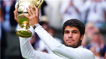 In einem unvergesslichen Wimbledon-Endspiel schlägt der 20 Jahre alte Alcaraz den fast 16 Jahre älteren Djokovic. Der Beginn einer Wachablösung?