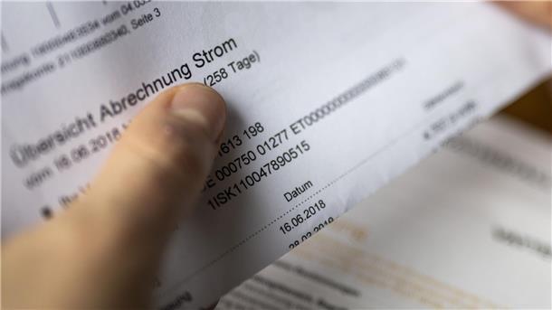 Zwei Hände halten einen Zettel
