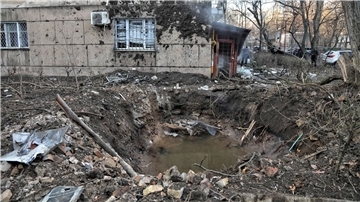 Krieg gegen die Ukraine: So ist die Lage In einem Wohnviertel in Odessa haben Trümmer einer abgeschossenen Drohnen den Boden aufgerissen.