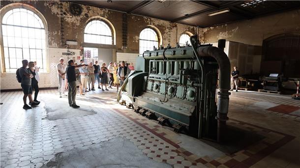 Denkmale erzählen von früher In einer alten Brauerei stehen noch Maschinen. Besucherinnen und Besucher besichtigen sie am Tag des offenen Denkmals.