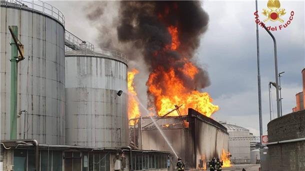 In einer Brennerei in der italienischen Stadt Faenza in der Region Emilia-Romagna ist ein Großbrand ausgebrochen.