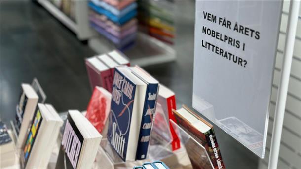 In einer Buchhandlung in Stockholm liegen Bücher von potenziellen Anwärtern auf den diesjährigen Literaturnobelpreis aus. Darunter sind auch Werke der Deutschen Jenny Erpenbeck.