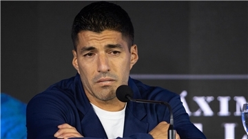 In einer emotionalen Ansprache hat Suárez seinen Rücktritt aus der Nationalmannschaft bekanntgegeben.