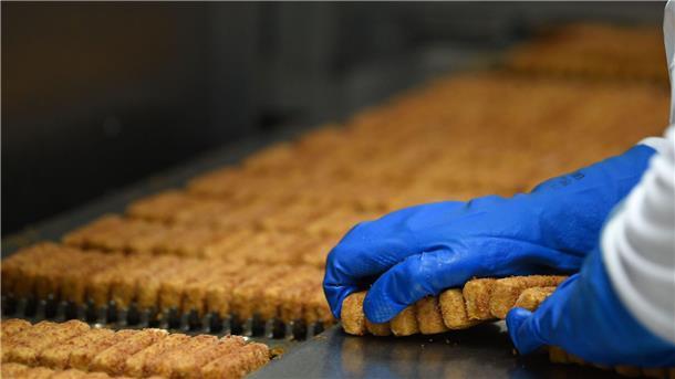 In einer Fabrik werden Fischstäbchen verpackt. (Archivbild) 